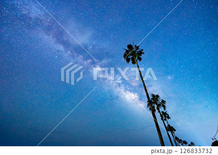 天の川を見上げる 126833732