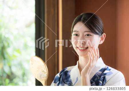 浴衣で鏡を見てお肌をチェックする女性 126833805