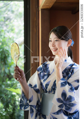 浴衣で鏡を見てお肌をチェックする女性 浴衣で鏡を見てお肌をチェックする女性 126833806