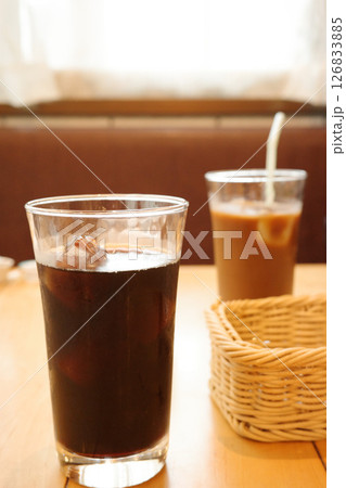 カフェのテーブルの上のアイスコーヒー カフェのテーブルの上のアイスコーヒー 126833885
