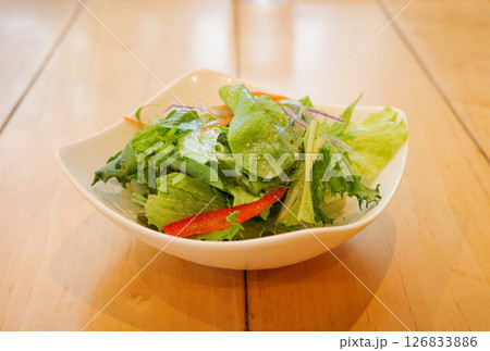 白い器に入ったミニサラダ 126833886