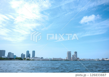 晴れた日に海から高層ビルのある街並み 晴れた日に海から高層ビルのある街並み 126833887
