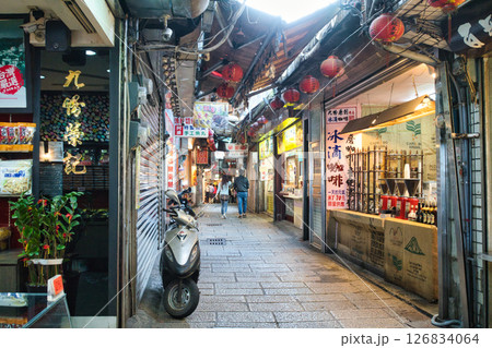 台湾　九份　九份老街　レトロな商店街 126834064