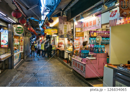 台湾　九份　九份老街　レトロな商店街 126834065