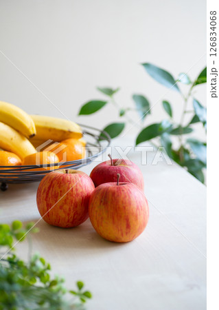 新鮮なフルーツのあると観葉植物のある部屋 126834068