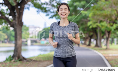 夏にランニングする女性ランナー 126834069