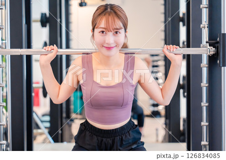 ジムで筋トレをするスポーティーな若い女性 ジムで筋トレをするスポーティーな若い女性 126834085