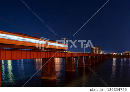 通り過ぎる光 126834726