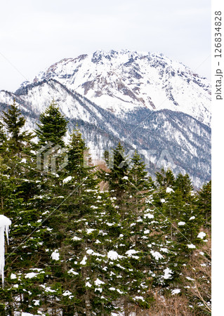 新穂高ロープウェイ西穂高口駅の展望台から見る焼岳 残雪期の西穂高岳独標雪山登山 新穂高ロープウェイ西穂高口駅の展望台から見る焼岳 残雪期の西穂高岳独標雪山登山 126834828