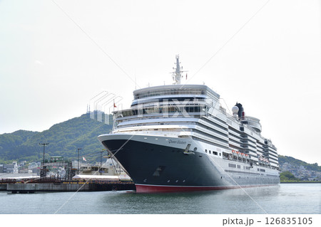 春の北海道函館市函館港に寄港するクルーズ船クイーンエリザベス号の風景を撮影 春の北海道函館市函館港に寄港するクルーズ船クイーンエリザベス号の風景を撮影 126835105
