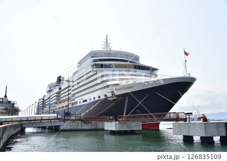 春の北海道函館市函館港に寄港するクルーズ船クイーンエリザベス号の風景を撮影 126835109