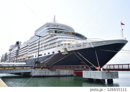 春の北海道函館市函館港に寄港するクルーズ船クイーンエリザベス号の風景を撮影 126835111