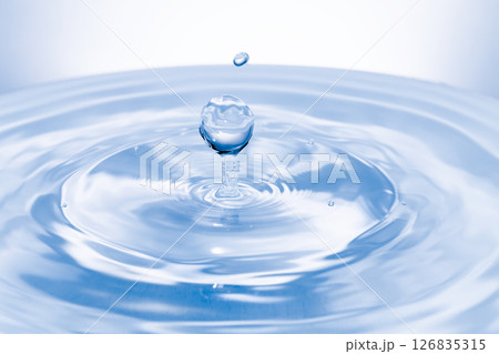 水面に落ちる水滴. 水面に落ちる水滴. 126835315