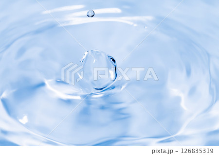 水面に落ちる水滴. 水面に落ちる水滴. 126835319