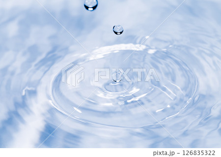 水面に落ちる水滴. 126835322