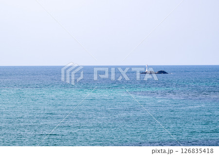 角島のキレイな砂浜に打ち寄せる波と角島大橋の風景 126835418