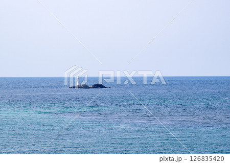 角島のキレイな砂浜に打ち寄せる波と角島大橋の風景 126835420