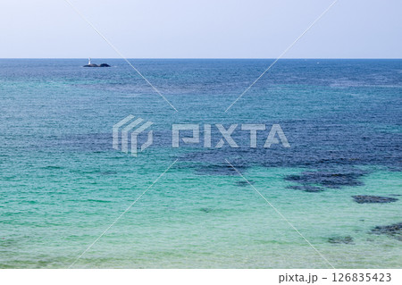 角島のキレイな砂浜に打ち寄せる波と角島大橋の風景 126835423