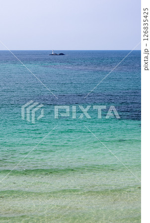 角島のキレイな砂浜に打ち寄せる波と角島大橋の風景 126835425