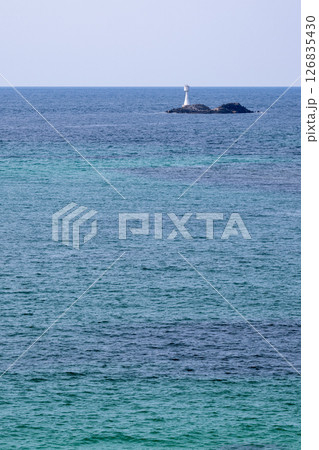 角島のキレイな砂浜に打ち寄せる波と角島大橋の風景 126835430