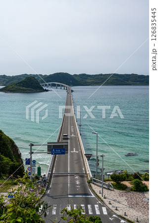 角島のキレイな砂浜に打ち寄せる波と角島大橋の風景 角島のキレイな砂浜に打ち寄せる波と角島大橋の風景 126835445