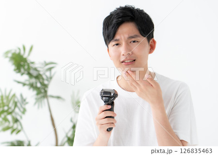 シェーバーで髭を剃る男性 126835463