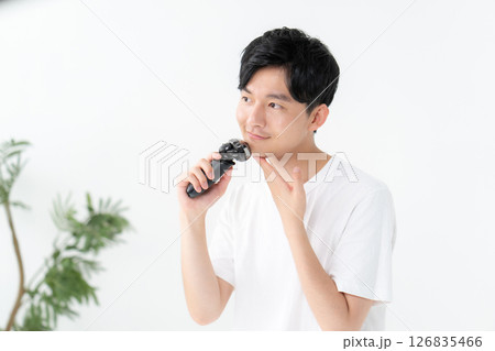 シェーバーで髭を剃る男性 126835466