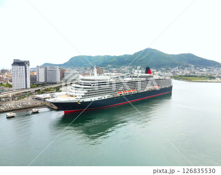 春の北海道函館市函館港に寄港するクルーズ船クイーンエリザベス号の風景を空撮 春の北海道函館市函館港に寄港するクルーズ船クイーンエリザベス号の風景を空撮 126835530