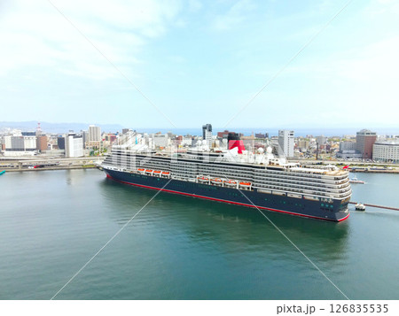 春の北海道函館市函館港に寄港するクルーズ船クイーンエリザベス号の風景を空撮 126835535