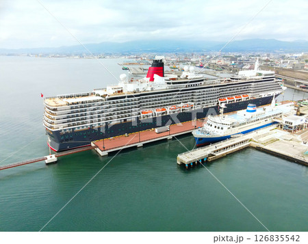 春の北海道函館市函館港に寄港するクルーズ船クイーンエリザベス号の風景を空撮 126835542