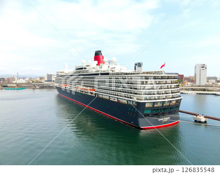 春の北海道函館市函館港に寄港するクルーズ船クイーンエリザベス号の風景を空撮 126835548