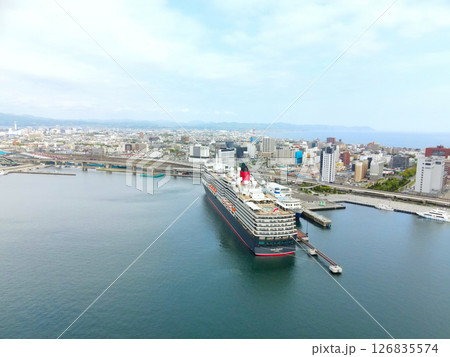 春の北海道函館市函館港に寄港するクルーズ船クイーンエリザベス号の風景を空撮 126835574