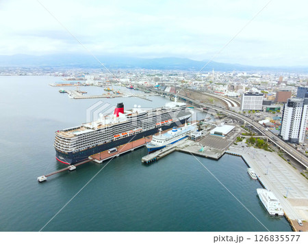 春の北海道函館市函館港に寄港するクルーズ船クイーンエリザベス号の風景を空撮 126835577