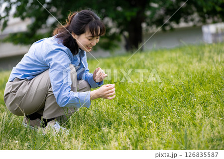 大人になっても四つ葉を探してる 126835587