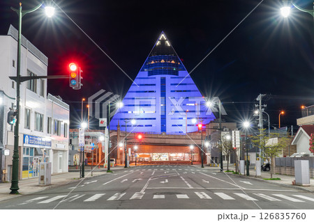 ライトアップされた夜の青森県観光物産館アスパム 青森県青森市 ライトアップされた夜の青森県観光物産館アスパム 青森県青森市 126835760