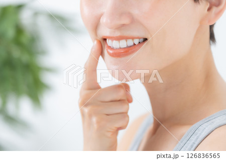 女性　歯周病予防 126836565