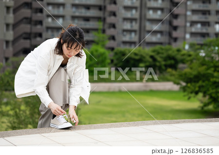 靴紐を結んでいる女性 126836585