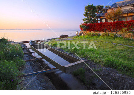 堅田藩陣屋跡と静けさ漂う琵琶湖湖畔の朝景色/近江八景/琵琶湖国定公園 126836986