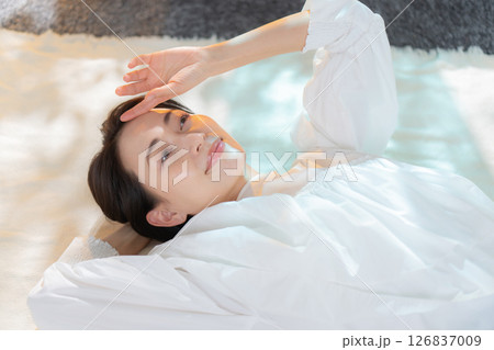 女性　ビューティー　スキンケア 126837009