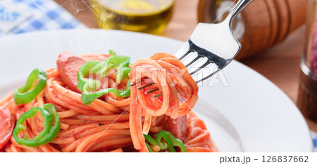 家庭風ナポリタンとサラダの洋食ランチセット 126837662
