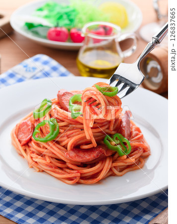 家庭風ナポリタンとサラダの洋食ランチセット 家庭風ナポリタンとサラダの洋食ランチセット 126837665