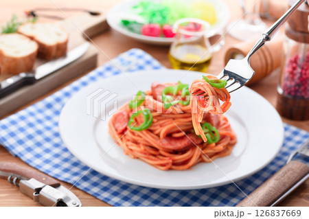 家庭風ナポリタンとサラダの洋食ランチセット 126837669