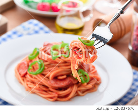 家庭風ナポリタンとサラダの洋食ランチセット 家庭風ナポリタンとサラダの洋食ランチセット 126837670