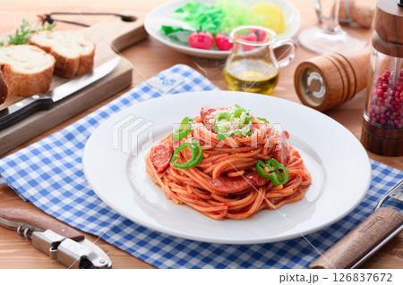 家庭風ナポリタンとサラダの洋食ランチセット 126837672