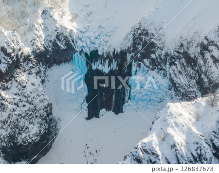 青く輝くフレペの滝 (空撮) 126837678