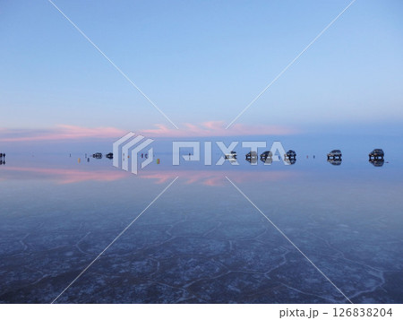 ウユニ塩湖のサンライズ 126838204