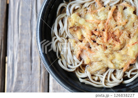 チンして温めるテイクアウトの天ぷら蕎麦弁当 126838227