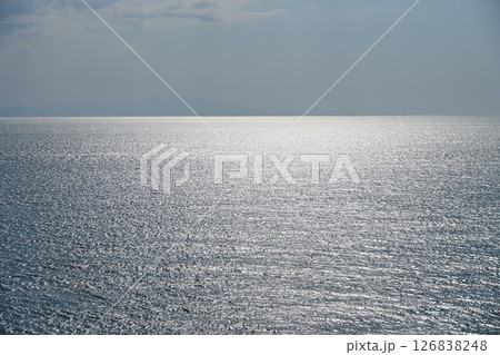 海に反射する太陽の光 海に反射する太陽の光 126838248