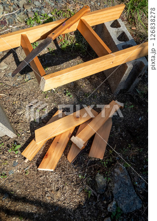 二段ベッド用梯子を細かく切断して処分する 126838278