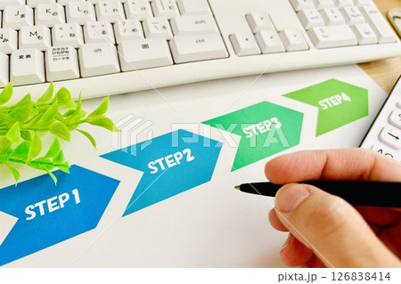目標へのステップを書き出す人 126838414